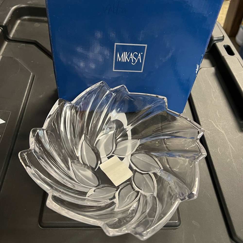 Mikasa Clear Glass Leaf Design Bowl Vintage